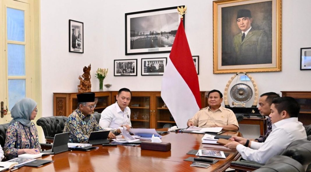 Presiden Prabowo Subianto menggelar rapat terbatas membahas pengelolaan sampah nasional bersama sejumlah menteri kabinet Merah Putih di Istana Merdeka, Rabu (12/3/2025).