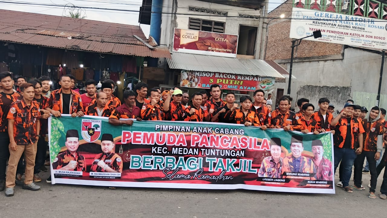 Para anggota Pimpinan Anak Cabang (PAC) Pemuda Pancasila Kecamatan Medan Tuntungan berfoto bersama sebelum membagikan takjil gratis kepada masyarakat di Jalan Flamboyan Raya, Kelurahan Tanjung Selamat, Kecamatan Medan Tuntungan, pada Kamis (13/03/2025).