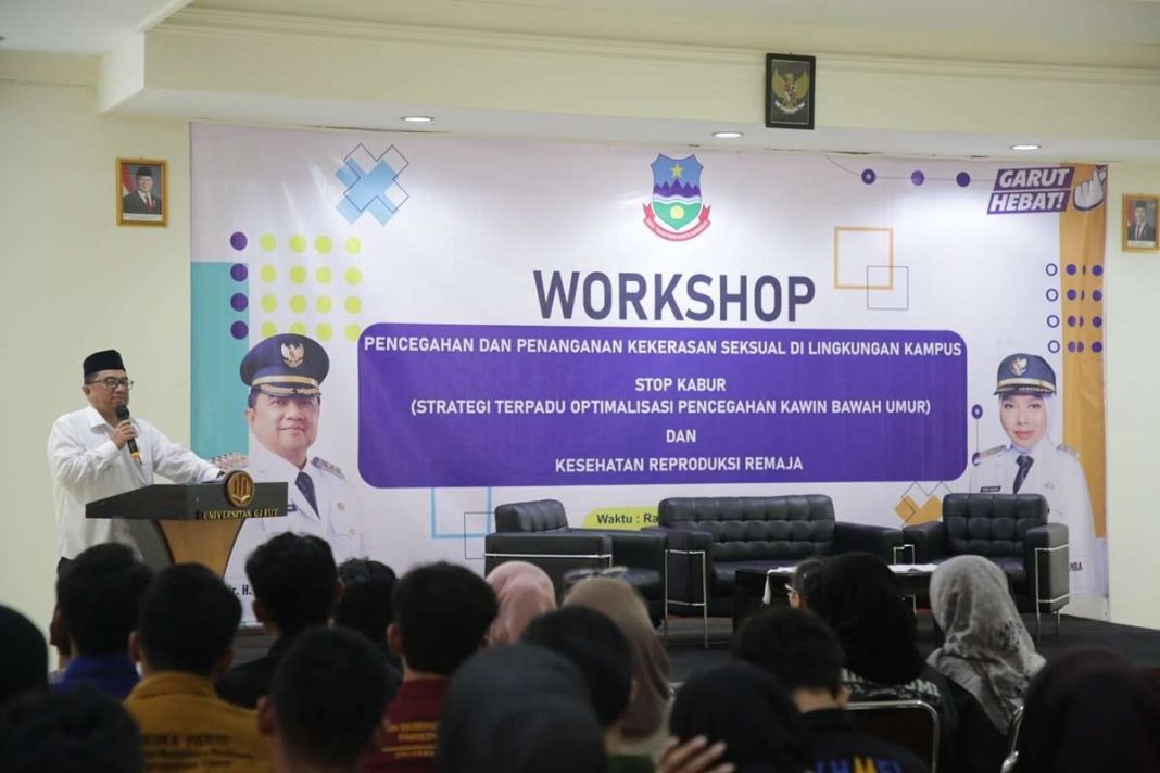 Bupati Garut, Abdusy Syakur Amin, memberikan sambutan dalam Workshop STOP KABUR di Aula Universitas Garut.