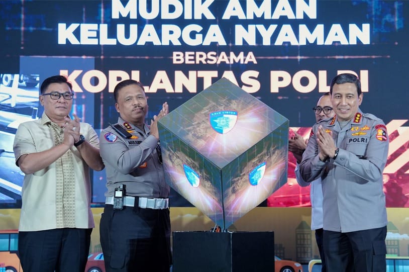 Kakorlantas Polri Irjen Pol Agus Suryonugroho bersama pejabat terkait saat meluncurkan program Mudik Aman, Keluarga Nyaman untuk memastikan kelancaran dan keamanan arus mudik Lebaran 2025.