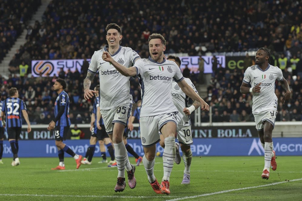 Carlo Augusto merayakan golnya di laga Atalanta vs Inter Milan di Gewiss Stadium pada Senin (17/03/2025) dini hari WIB.