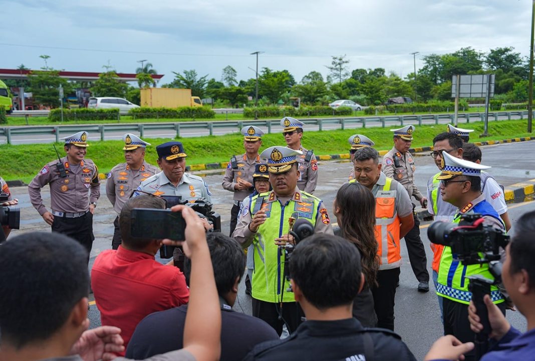 Kakorlantas Polri Irjen Pol Agus Suryonugroho didampingi jajaran kepolisian dan instansi terkait memberikan keterangan pers saat meninjau Tol Jakarta-Merak dalam rangka memastikan kesiapan Operasi Ketupat 2025, Sabtu (15/3/2025).