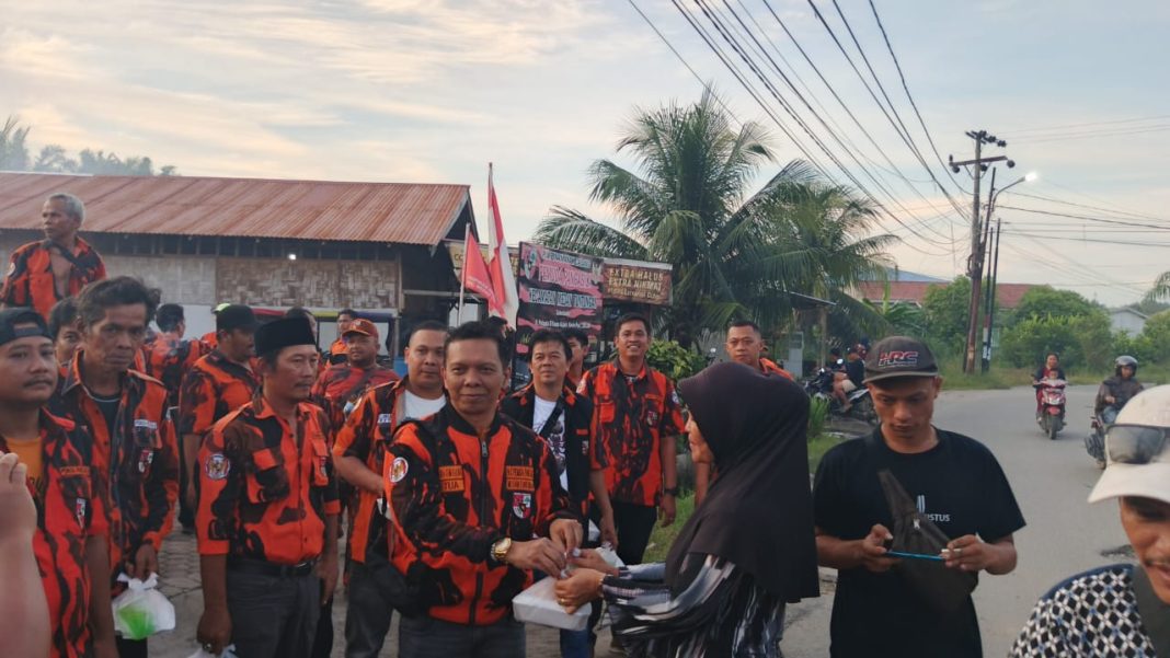 Pengurus PAC Pemuda Pancasila Medan Tuntungan membagikan takjil gratis kepada masyarakat dan pengguna jalan di Jalan Petunia, Kelurahan Namogajah, Kecamatan Medan Tuntungan, pada Senin (17/3/2025).