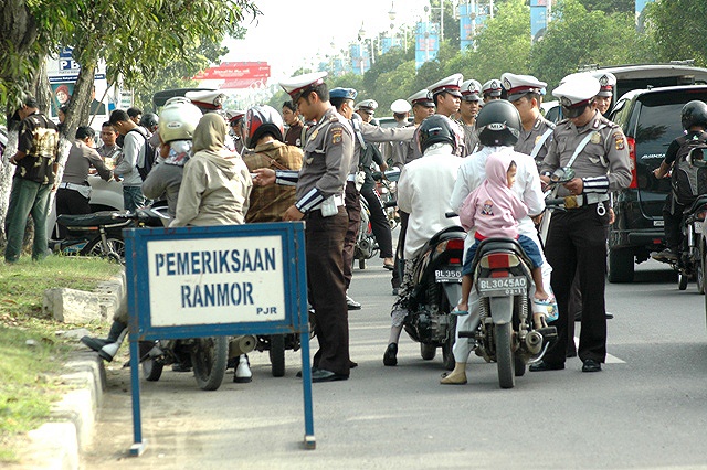 Petugas Kepolisian tengah melakukan pemeriksaan kendaraan bermotor (Ranmor) dalam razia lalu lintas.