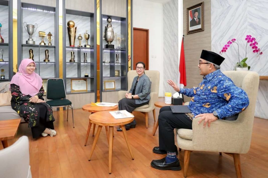 Wali Kota Bandung Muhammad Farhan didampingi Ketua TP PKK Kota Bandung Aryatri Benarto menerima kunjungan Ketua Puspaga Kota Bandung Siti Muntamah Oded di Balai Kota Bandung.