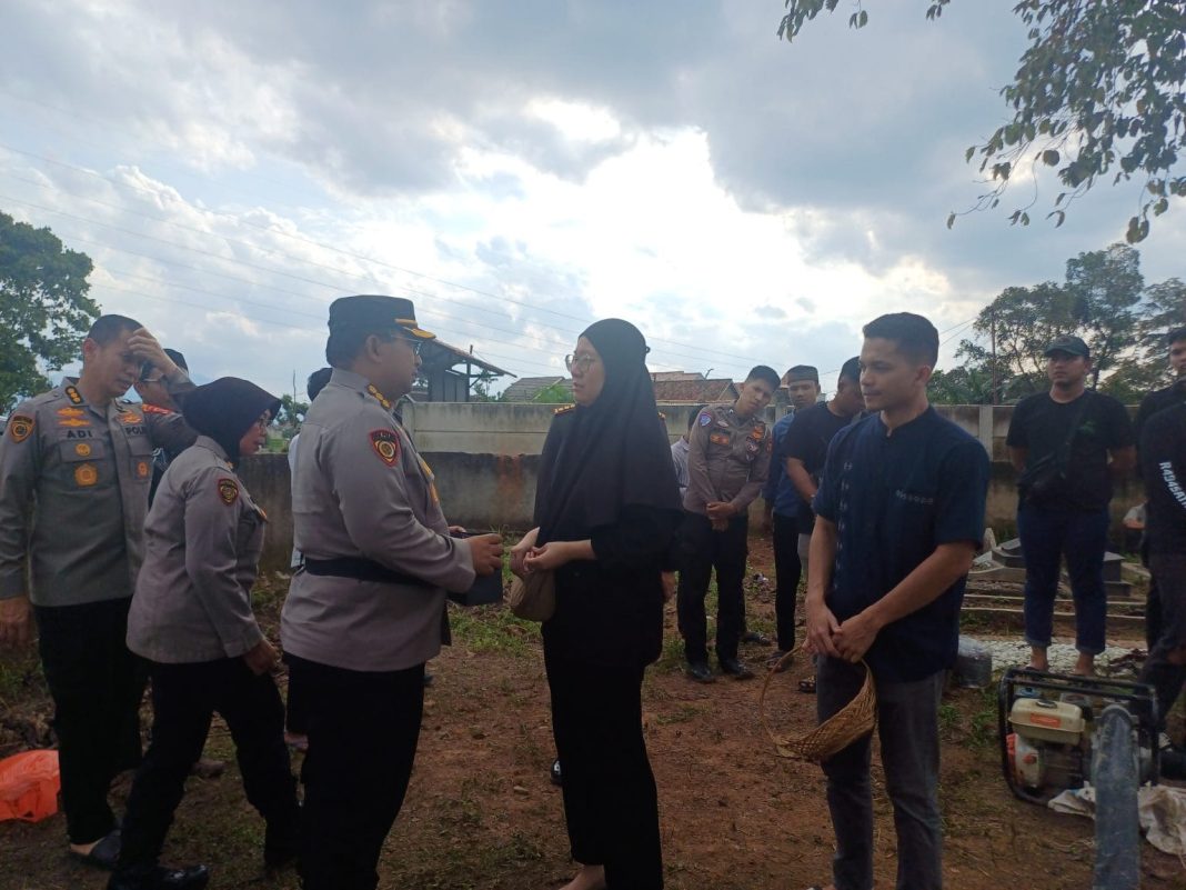 Wakapolda Lampung Brigjen Pol Ahmad Ramadhan menyampaikan belasungkawa kepada keluarga almarhum Briptu Anumerta M Ghalib Surya Ganta usai upacara pemakaman secara kedinasan di TPU Way Kandis, Bandar Lampung.