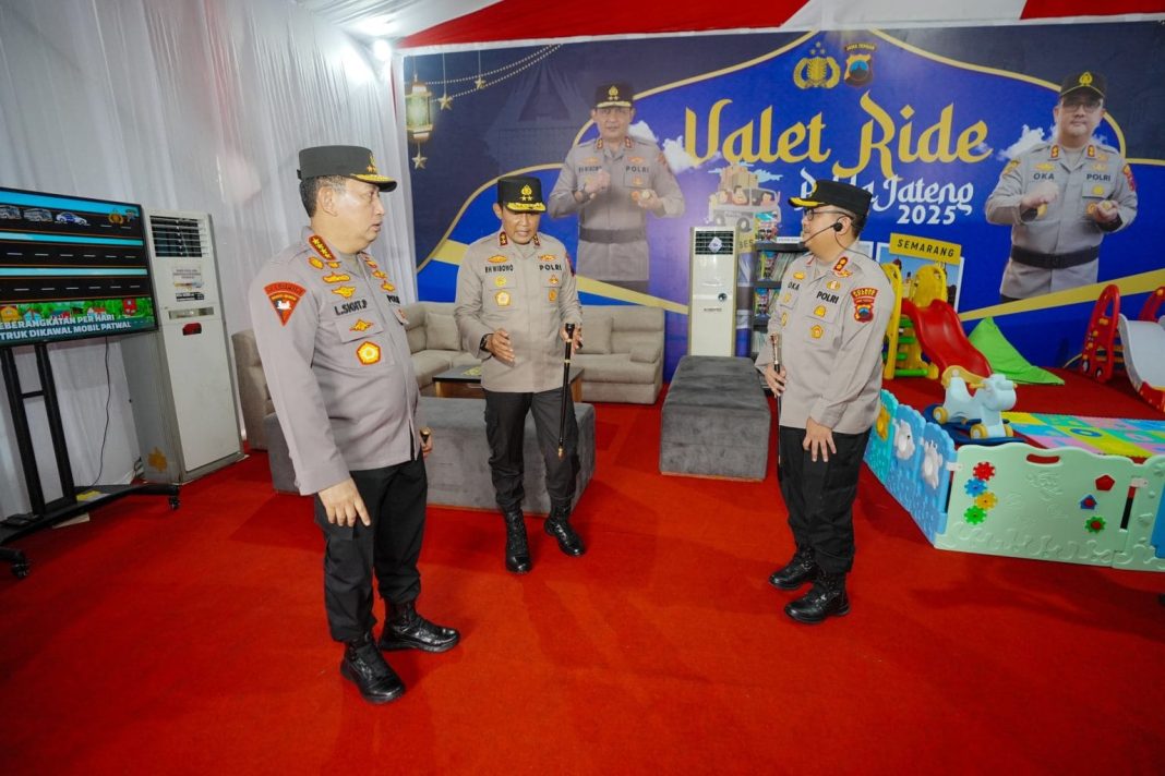 Kapolri Jenderal Pol Listyo Sigit Prabowo didampingi Kapolda Jateng Irjen Pol Ribut Hari Wibowo meninjau kesiapan fasilitas layanan Valet and Ride di Brebes, Jawa Tengah.