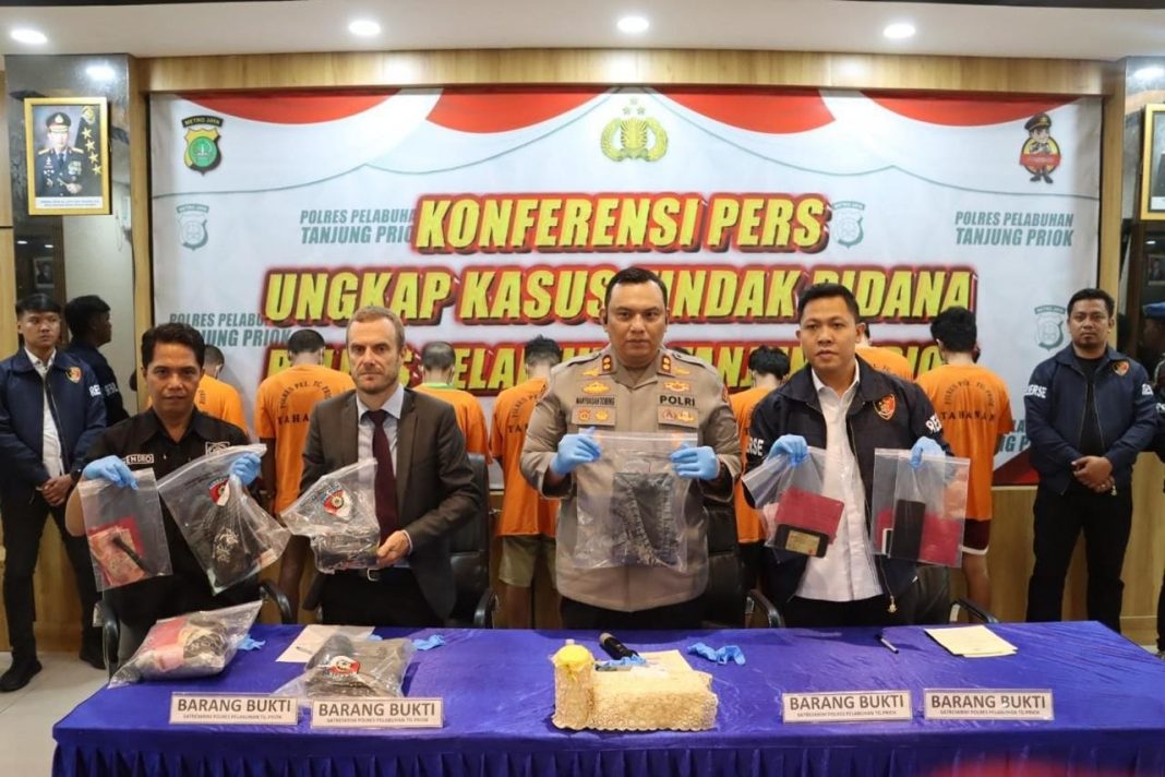 Atase Kepolisian Kedutaan Besar Prancis di Jakarta, Commandant De Police Chassot, bersama Kapolres Pelabuhan Tanjung Priok AKBP Antonius Agus Rahmanto menunjukkan barang bukti hasil pengungkapan kasus penjambretan WN Prancis dalam konferensi pers di Polres Pelabuhan Tanjung Priok.