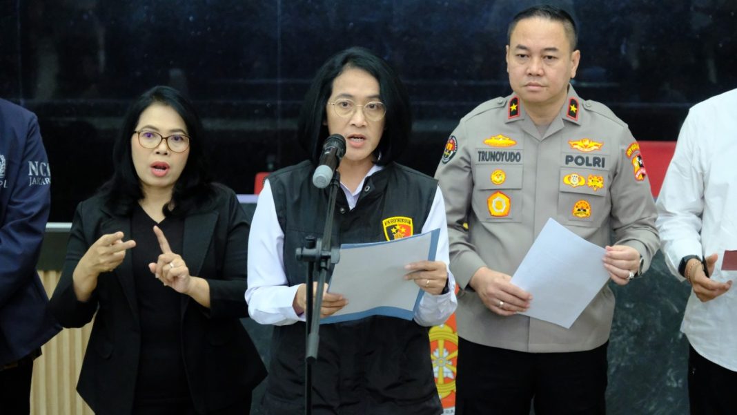 Direktur PPA dan PPO Bareskrim Polri, Brigjen Pol Dr Nurul Azizah SIK MSi, bersama Kadiv Humas Polri, Irjen Pol Trunoyudo Wisnu Andiko, memberikan keterangan pers terkait penetapan tersangka kasus TPPO 699 WNI di Myanmar, di Bareskrim Polri, Jumat (21/3/2025).