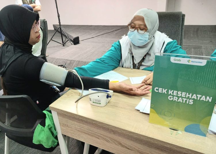 Seorang mitra pengemudi Grab menjalani pemeriksaan kesehatan gratis dalam program Cek Kesehatan Gratis (CKG) hasil kolaborasi antara Kementerian Kesehatan dan Grab di Jakarta.