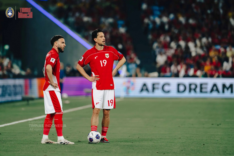 Dua pemain Timnas Indonesia, Calvin Verdonk dan Thom Haye, bersiap mengeksekusi bola mati dalam pertandingan Kualifikasi Piala Dunia 2026 zona Asia.