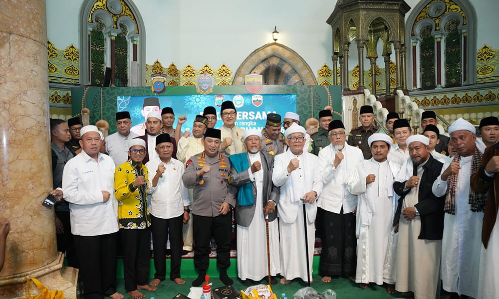 Wakil Gubernur Sumut Surya bersama Kapolri Jenderal Pol Listyo Sigit Prabowo, Kabareskrim Polri Komjen Pol Wahyu Widada, Wali Kota Medan Rico Waas, Forkopimda Sumut, unsur TNI, ulama, dan tokoh masyarakat berfoto bersama usai Safari Ramadan di Masjid Raya Al Mashun, Medan, Sabtu (22/3/2025).