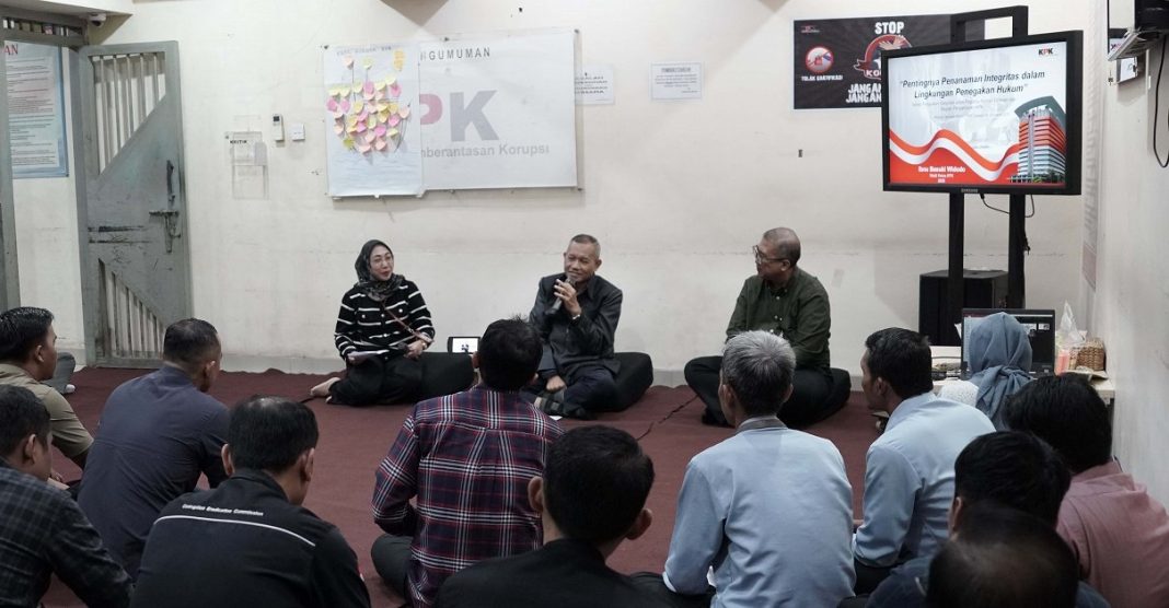 Wakil Ketua KPK Ibnu Basuki Widodo memberikan penguatan integritas kepada pegawai Rumah Tahanan KPK dalam kegiatan Series Penguatan Integritas, Kamis (20/3/2025).