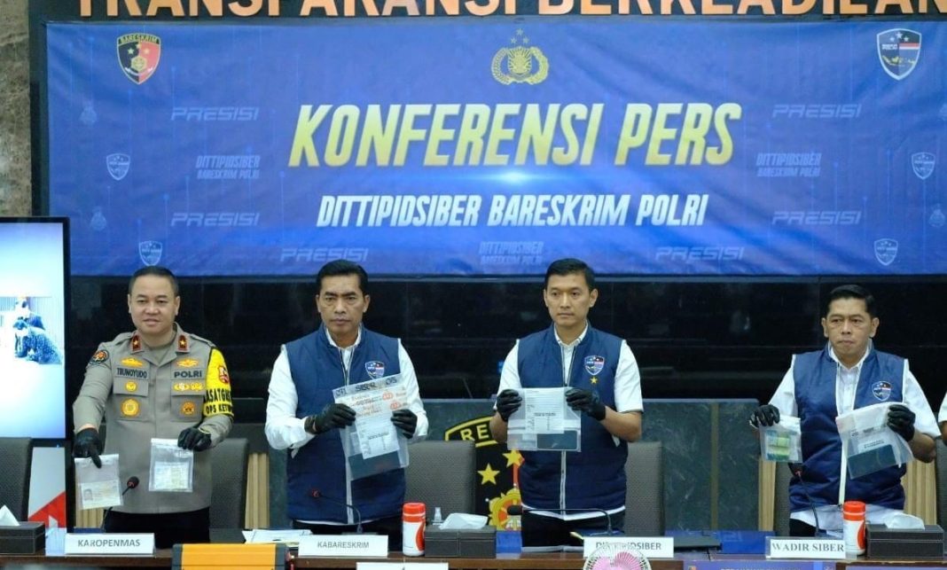 Kabareskrim Polri Komjen Pol Wahyu Widada bersama Karopenmas Divhumas Polri Brigjen Pol Trunoyudo Wisnu Andiko, Dirtipidsiber Bareskrim Polri Brigjen Pol Adi Vivid, dan Wadirtipidsiber Kombes Pol Asep Safrudin, menunjukkan barang bukti saat konferensi pers pengungkapan sindikat kejahatan siber internasional di Bareskrim Polri, Jakarta, Senin (24/3/2025).