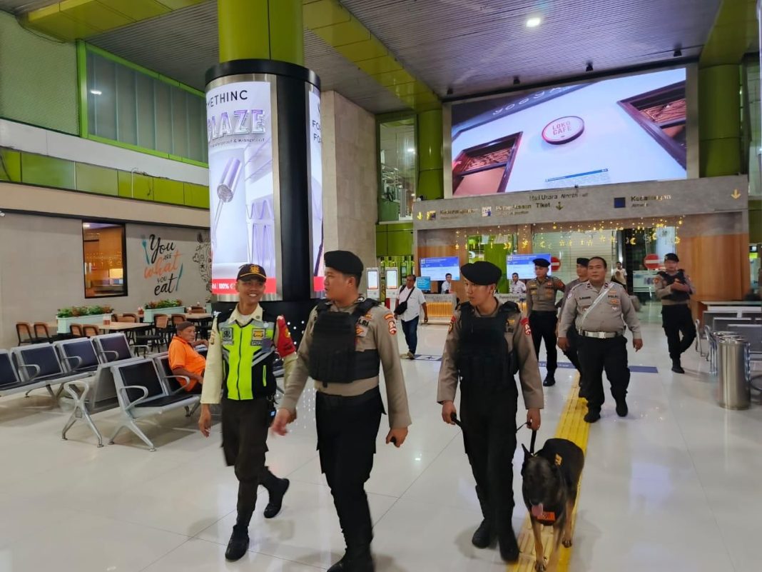 Personel Satgas Preventif Polri melakukan patroli pengamanan dengan anjing pelacak (K9) di salah satu stasiun kereta api selama libur Lebaran 2025.