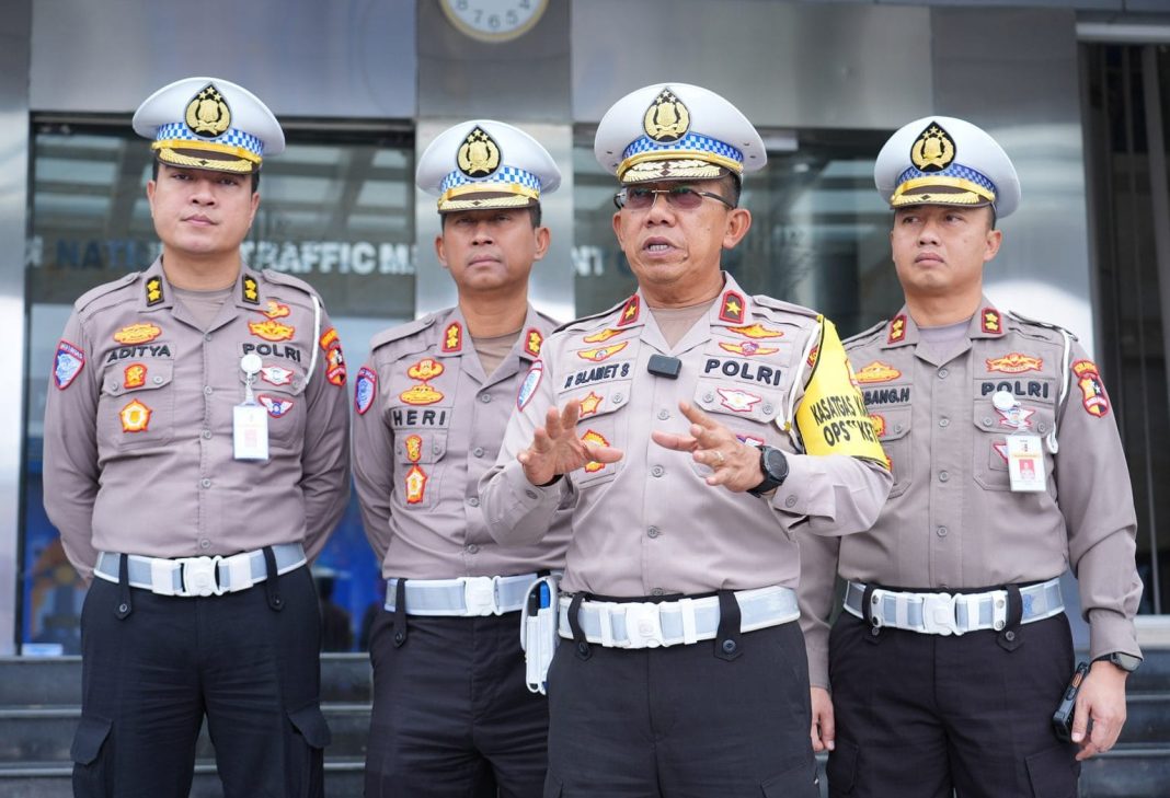 Direktur Penegakan Hukum Korlantas Polri Brigjen Pol Raden Slamet Santoso (kedua dari kanan) memberikan keterangan pers terkait penerapan tilang elektronik bagi pelanggar aturan ganjil-genap saat mudik Lebaran 2025, didampingi jajaran Korlantas Polri.
