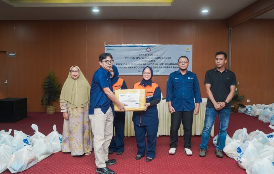 GM PLN UIP Sumbagut, Hening Kyat Pamungkas, menyerahkan paket sembako kepada perwakilan pegawai tenaga ahli daya, Selasa (25/3/2025). (Dok/PLN)