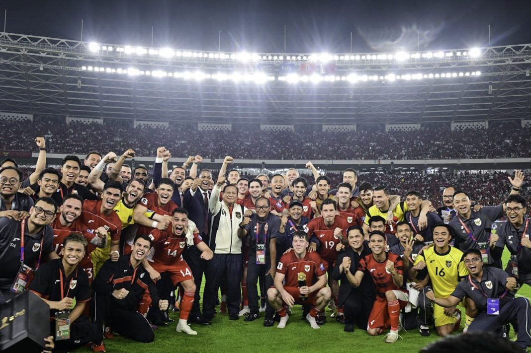 Presiden Prabowo Subianto berfoto bersama tim nasional sepak bola Indonesia usai menyaksikan langsung pertandingan melawan Bahrain pada Selasa (25/3/2025), di Stadion Utama GBK, Jakarta. (Dok/BPMI Setpres)