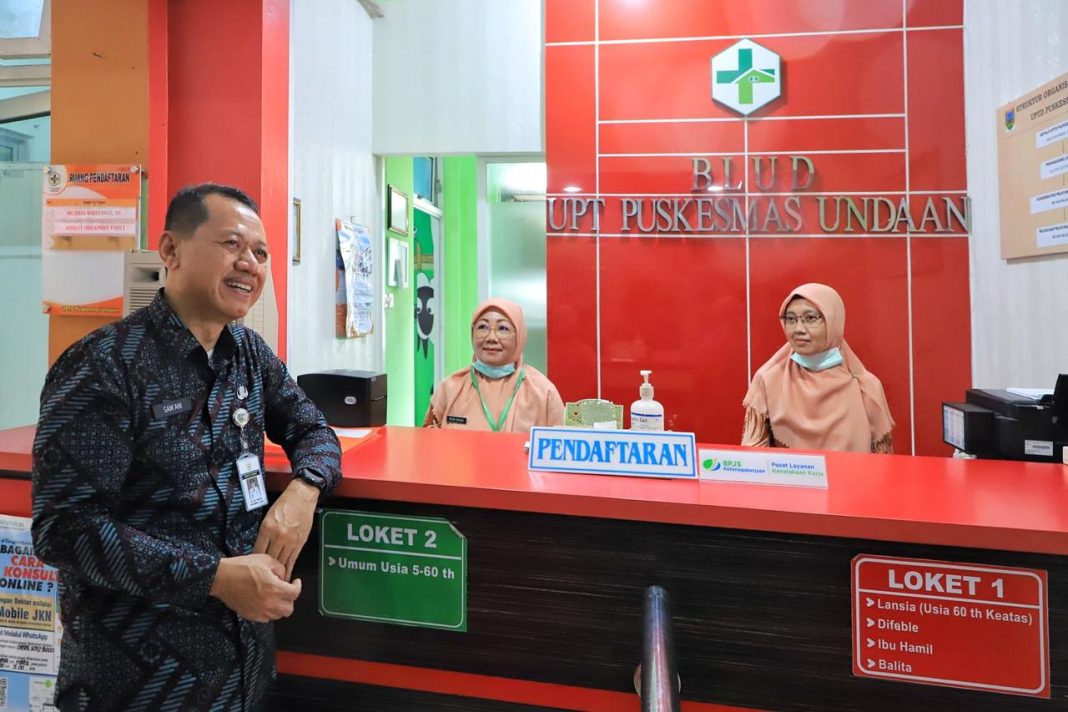 Bupati Kudus Sam’ani Intakoris meninjau pelayanan di loket pendaftaran Puskesmas Undaan, memastikan kesiapan fasilitas dan pelayanan kesehatan bagi masyarakat, Selasa (25/3/2025).
