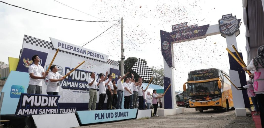 Suasana saat pelepasan keberangkatan bus oleh General Manager PLN UID Sumatera Utara, Kamis (27/3/2025). (Dok/PLN)