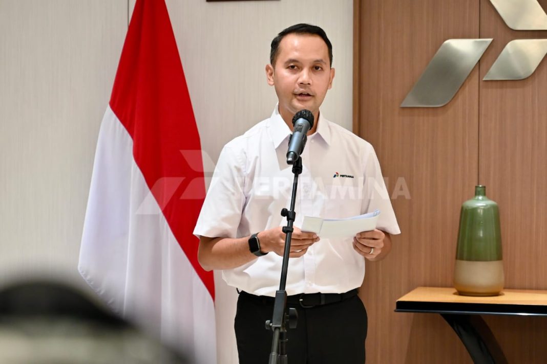 VP Corporate Communication Pertamina, Fadjar Djoko Santoso, memberikan keterangan pers terkait uji kualitas dan kuantitas BBM di 6.198 SPBU di Grha Pertamina, Jakarta Pusat, Kamis (27/03/2025).
