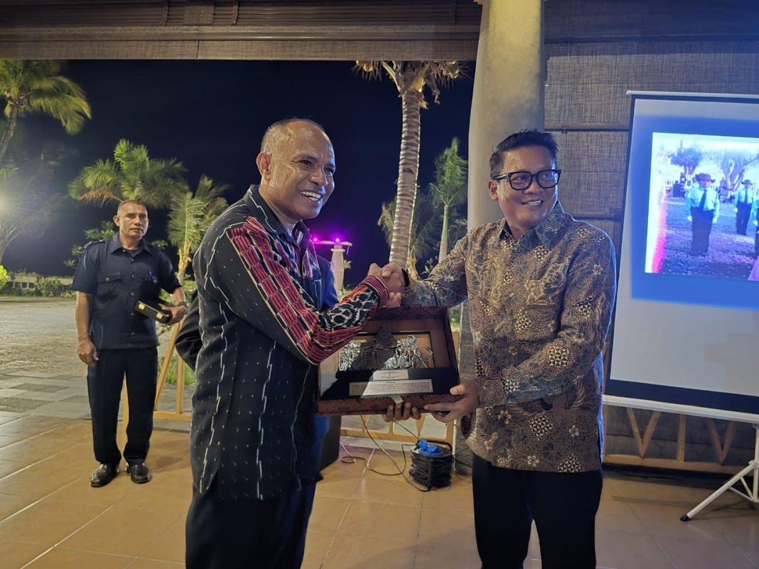 Direktur PCIC Timor Leste, Dr Vicente Fernandes e Brito menerima cendera mata dari Kepala Divisi Hubungan Internasional Polri, Irjen Pol Dr Khrisna Murti, sebagai simbol penguatan kerja sama antara Polri dan PCIC dalam upaya penanggulangan kejahatan transnasional.