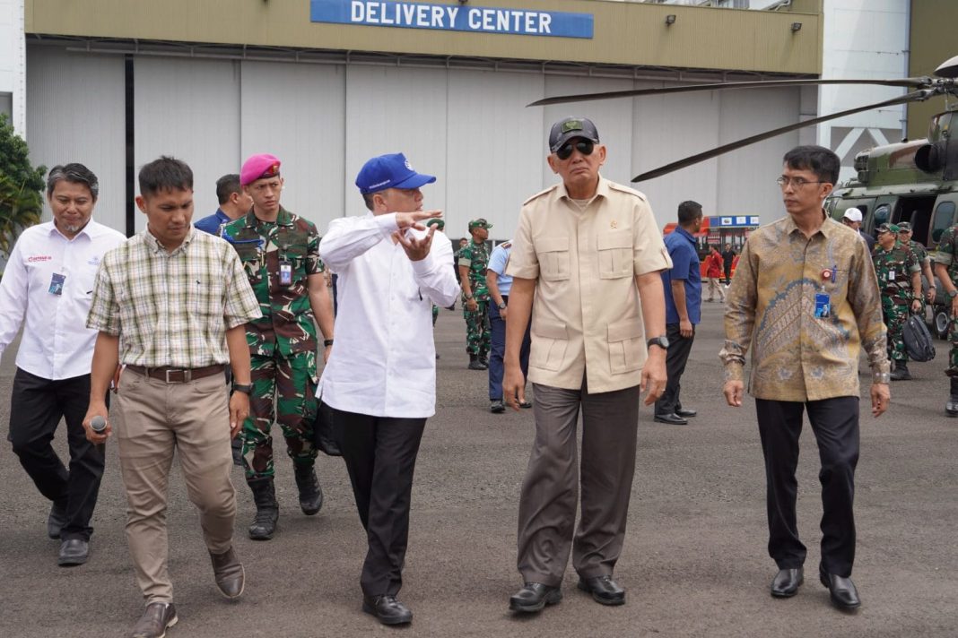 Menhan RI, Sjafrie Sjamsoeddin, didampingi jajaran PT Dirgantara Indonesia serta pejabat militer, meninjau fasilitas produksi di Bandung.