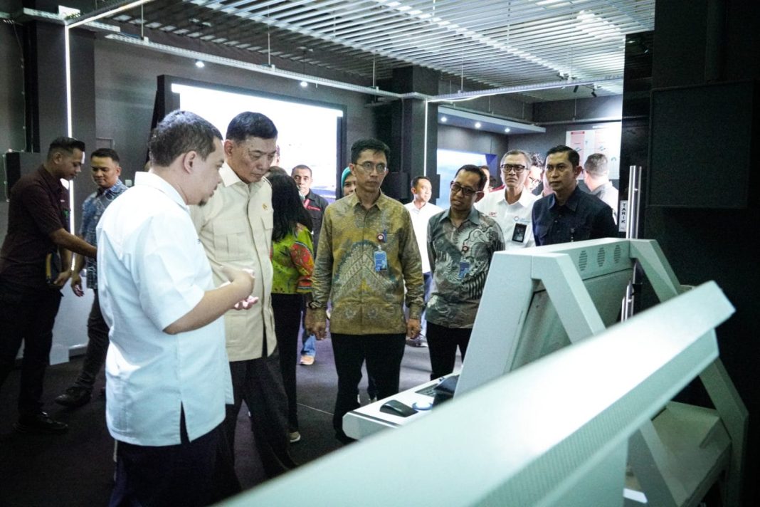 Menteri Pertahanan RI Sjafrie Sjamsoeddin meninjau sistem teknologi pertahanan di PT Len Industri (Persero) Bandung, Kamis (27/3/2025), didampingi oleh jajaran direksi dan pejabat terkait.