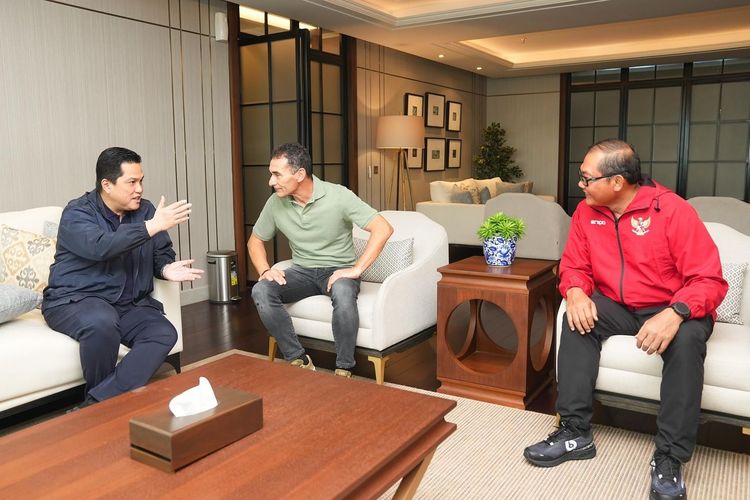 Ketua Umum PSSI Erick Thohir, telah memanggil Pelatih Timnas U23 Indonesia Gerald Vanenburg, beserta manajer tim, Sumardji, Jumat (28/3/2025). (Instagram/Erick Thohir)