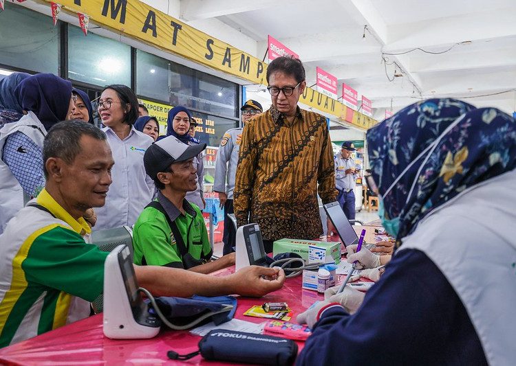 Menteri Kesehatan RI Budi Gunadi Sadikin meninjau pos kesehatan bagi pengemudi di Terminal Kampung Rambutan, Jakarta, Kamis (27/3/2025).
