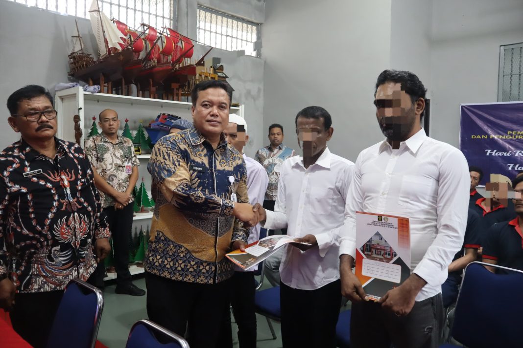 Kepala Lapas Kelas IIA Pancurbatu Tribowo menyerahkan remisi khusus Nyepi Tahun Baru Saka 1947 dan Idul Fitri 1446 H/2025 M di Lapas Kelas IIA Pancurbatu, Jumat (28/3/2025). (Dok/Lapas Pancurbatu)