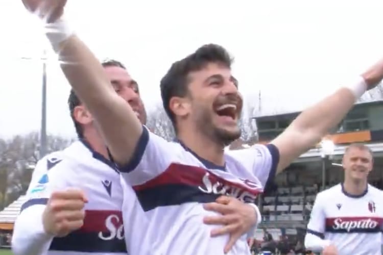 Selebrasi gol Riccardo Orsolini dalam laga pekan ke-30 Liga Italia 2024-2025 antara Venezia vs Bologna di Stadion Pier Luigi Penzo, Sabtu (29/3/2025).