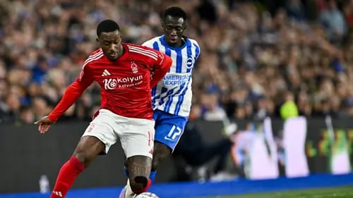 Gelandang Nottingham Forest asal Inggris #14 Callum Hudson-Odoi (kiri) berebut bola dengan gelandang Brighton asal Gambia #17 Yankuba Minteh selama pertandingan perempat final Piala FA Inggris antara Brighton & Hove Albion dan Nottingham Forest di Stadion Amex, Brighton, Minggu (30/3/2025) dini hari WIB.