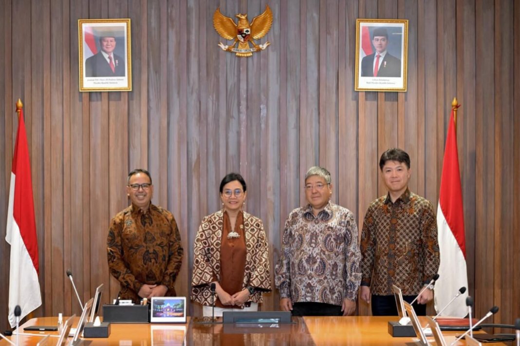 Menteri Keuangan Sri Mulyani Indrawati bersama Duta Besar Jepang untuk Indonesia, HE Masaki Yasushi, serta Chief Investment Officer (CIO) Development Bank of Japan (DBJ), Shingo Kobayashi, dalam pertemuan membahas kerja sama investasi dan permodalan inovatif di Jakarta, Kamis (6/3/2025). (Dok/Kemenkeu)