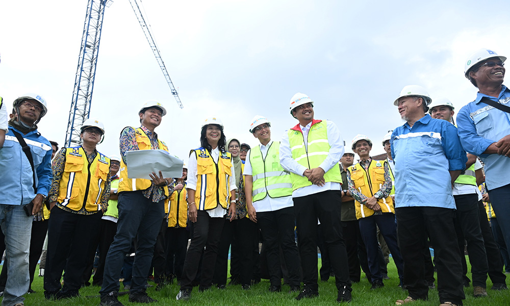 Gubernur Sumut Muhammad Bobby Afif Nasution bersama Wakil Menteri Pekerjaan Umum Diana Kusumastuti meninjau progres renovasi Stadion Teladan, Medan, Rabu (19/3/2025). (Dok/Diskominfo Sumut)