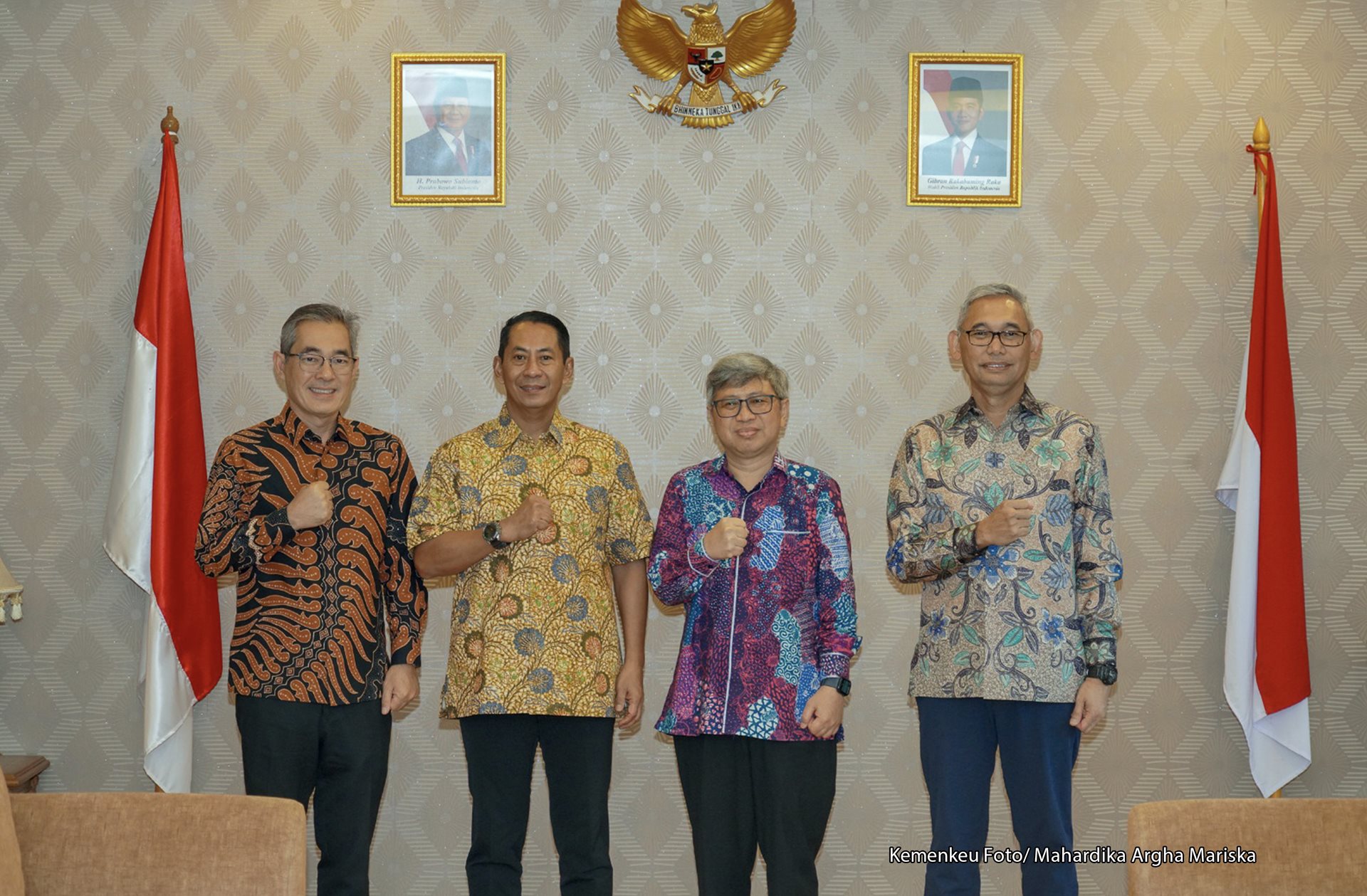 Direktur Jenderal Kekayaan Negara, Rionald Silaban berfoto bersama jajaran pejabat Kementerian Keuangan dalam pertemuan strategis terkait kebijakan investasi pemerintah di sektor pangan, Selasa (11/3/2025). (Dok/Kemenkeu)