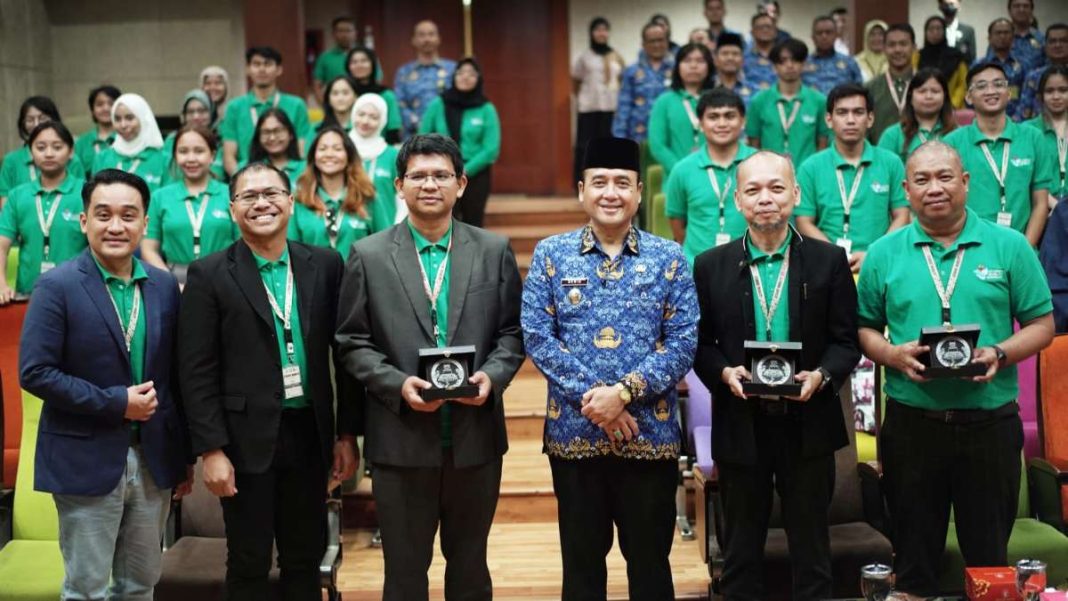 Wakil Wali Kota Bandung Erwin bersama delegasi mahasiswa dan dosen dari Unpad, UiTM Malaysia, dan NWU Filipina dalam program Student Mobility di Auditorium Balai Kota Bandung, Senin (21/4/2025). (Dok/Diskominfo Bandung)