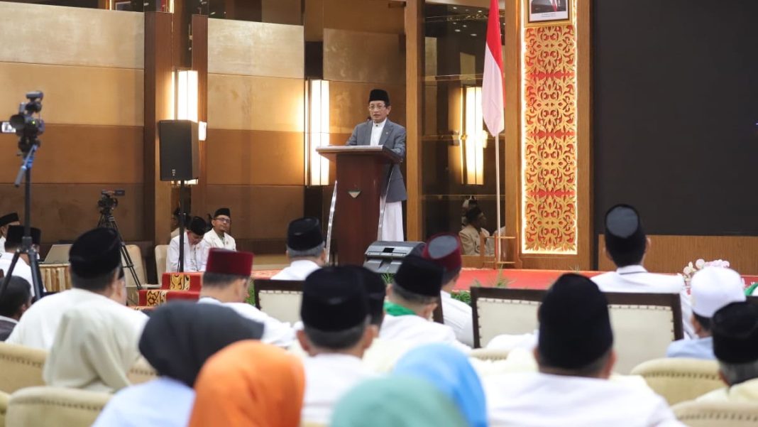 Menteri Agama Nasaruddin Umar menyampaikan sambutan dalam Muzakarah Nasional Pimpinan Pendidikan dan Pengukuhan Pengurus PERTI di Pekanbaru, Riau, Rabu (23/4/2025). (Dok/Kemenag)