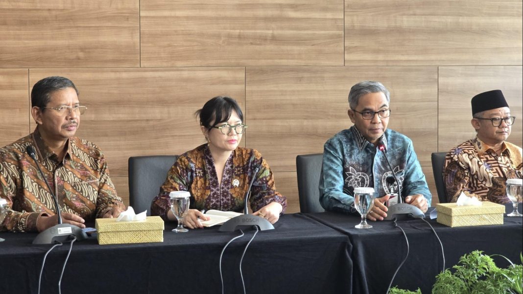 Para pejabat kementerian dan lembaga memberikan keterangan pers dalam Peluncuran Survei Penilaian Integritas (SPI) Pendidikan 2024 di Jakarta, Kamis (24/4/2025). (Dok/Kemenag)