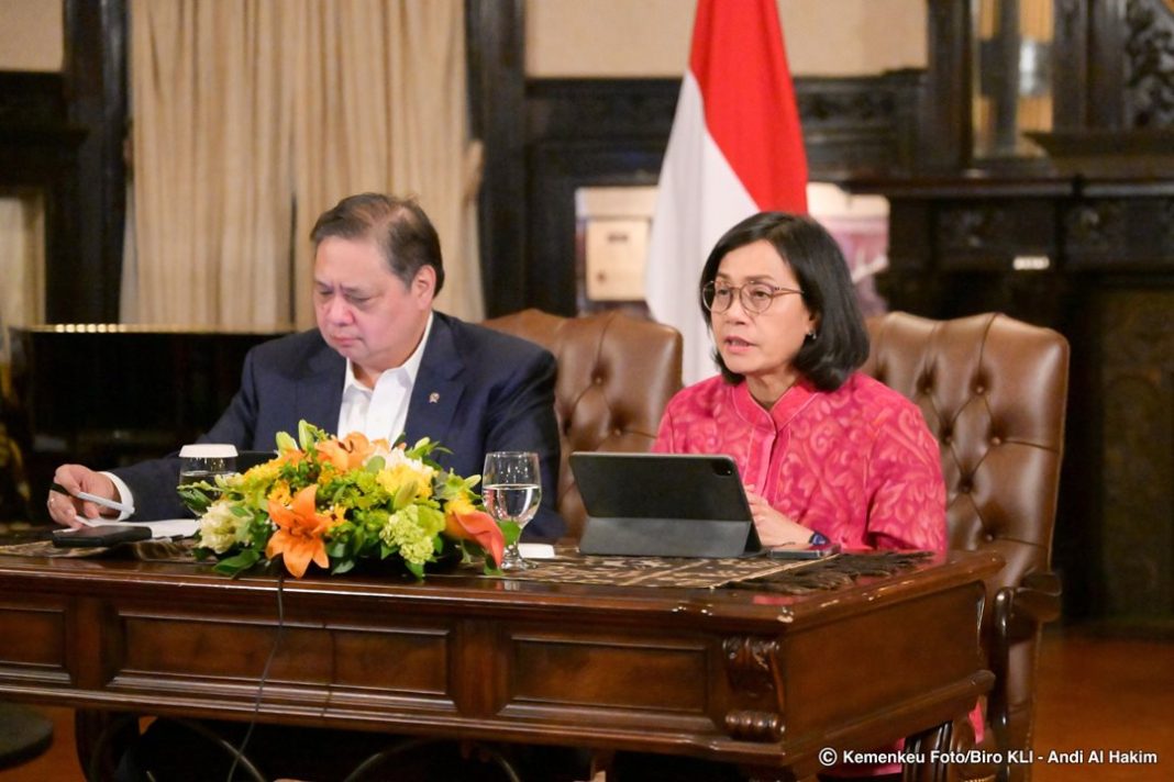 Menteri Keuangan Sri Mulyani Indrawati (kanan) bersama Menteri Koordinator Bidang Perekonomian Airlangga Hartarto (kiri) dalam konferensi pers daring mengenai perkembangan negosiasi perdagangan Indonesia-AS, Jumat (25/04/2025). (Dok/Kemenkeu)