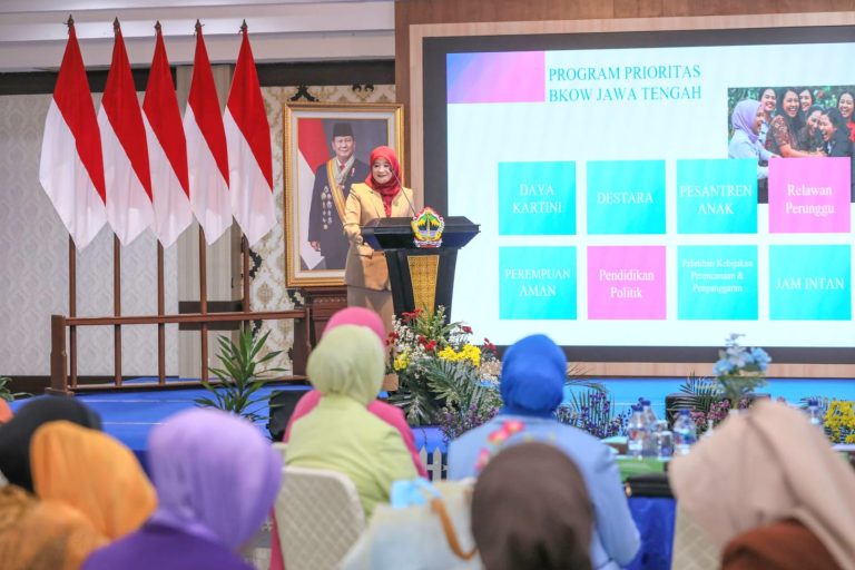 Ketua Umum BKOW Jateng, Nawal Arafah Yasin, menyampaikan sambutan dalam puncak peringatan HUT ke-63 BKOW Jateng yang digelar di Ghradika Bhakti Praja, Semarang, Kamis (24/4/2025). (Dok/Diskominfo Jateng)