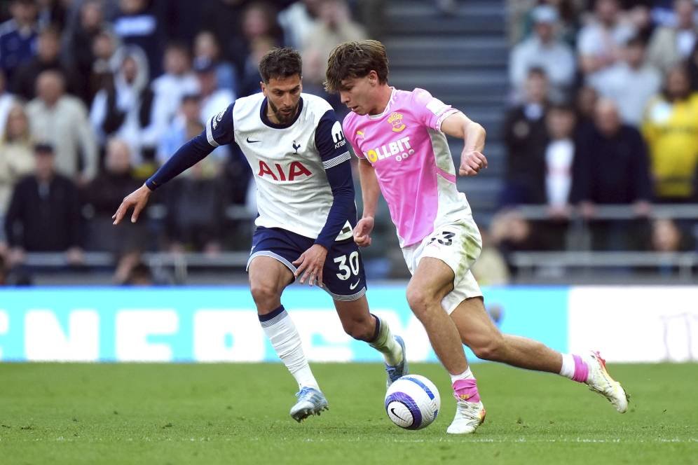 Tyler Dibling (kanan) dan Rodrigo Bentancur berebut bola dalam laga Tottenham Hotspur vs Southampton di Premier League, Minggu (6/4/2025) malam WIB.
