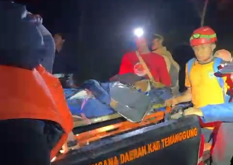 Tim gabungan dari BPBD Temanggung dan relawan saat mengevakuasi salah satu pendaki yang cedera dari Gunung Sindoro.