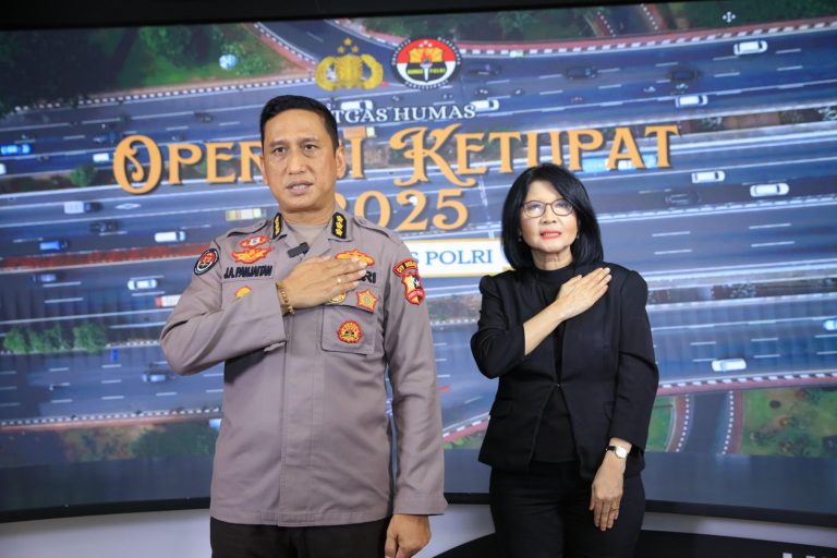 Kepala Bagian Operasi Korlantas Polri, Kombes Pol Jansen Avitus Panjaitan, bersama perwakilan Humas Polri dalam konferensi pers terkait perkembangan Operasi Ketupat 2025. (Dok/Humas Polri)