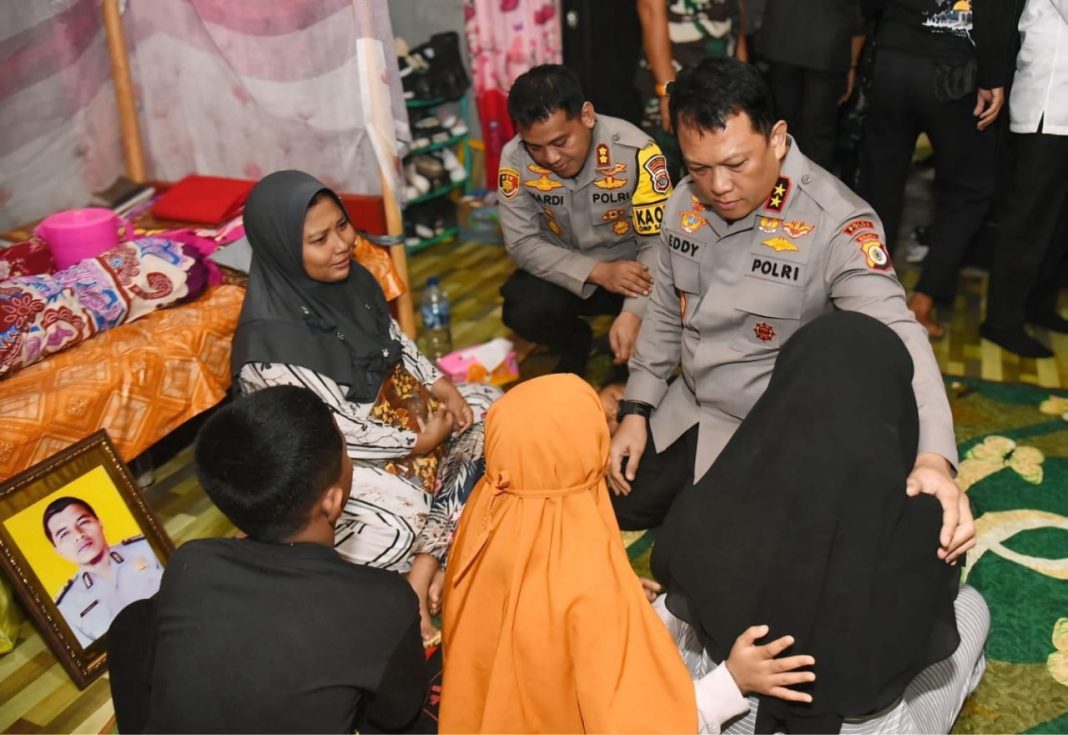 Kapolda Maluku Irjen Pol Eddy Sumitro Tambunan bersama jajaran mengunjungi rumah duka Aipda (Anumerta) Husni Abdullah di Kabupaten Maluku Tengah, untuk menyampaikan belasungkawa dan memberikan santunan secara langsung kepada keluarga almarhum.