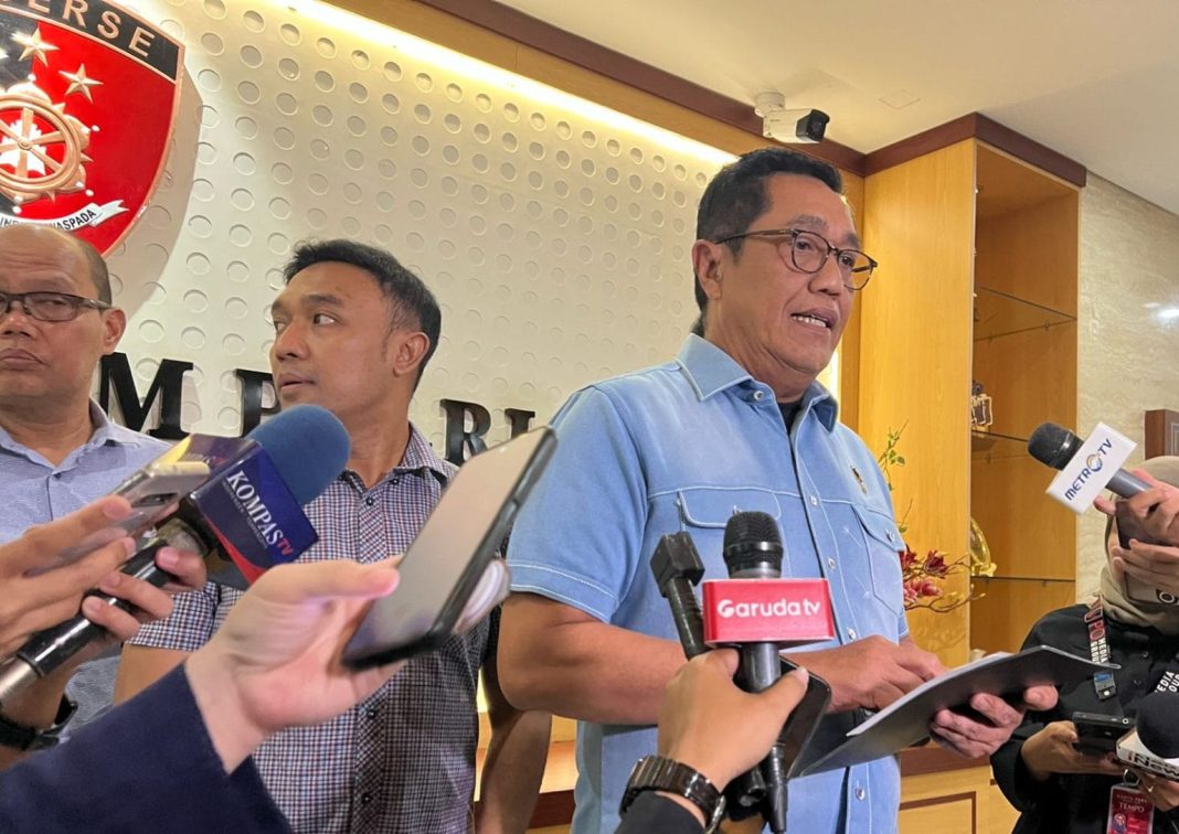 Direktur Tindak Pidana Umum Bareskrim Polri, Brigjen Pol Djuhandani Raharjo Puro, memberikan keterangan pers di Mabes Polri terkait penetapan sembilan tersangka kasus pemalsuan 93 sertifikat tanah laut di Bekasi.