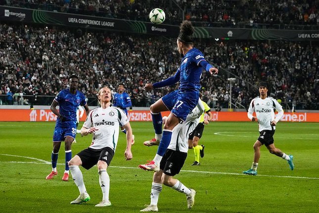Duel antarpemain di laga Legia Warszawa vs Chelsea, Conference League 2024/2025.
