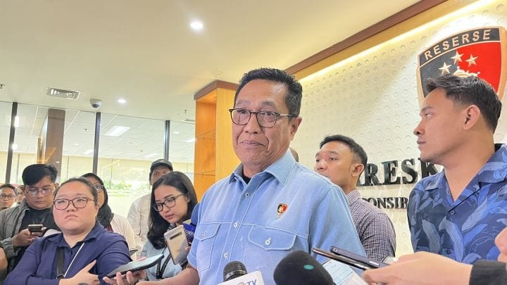 Dirtipidum Bareskrim Polri Brigjen Pol Djuhandhani Rahardjo Puro memberikan keterangan pers terkait pelimpahan berkas kasus dugaan pemalsuan sertifikat pemagaran laut di Desa Kohod, Tangerang, di Gedung Bareskrim Polri, Jakarta Selatan.