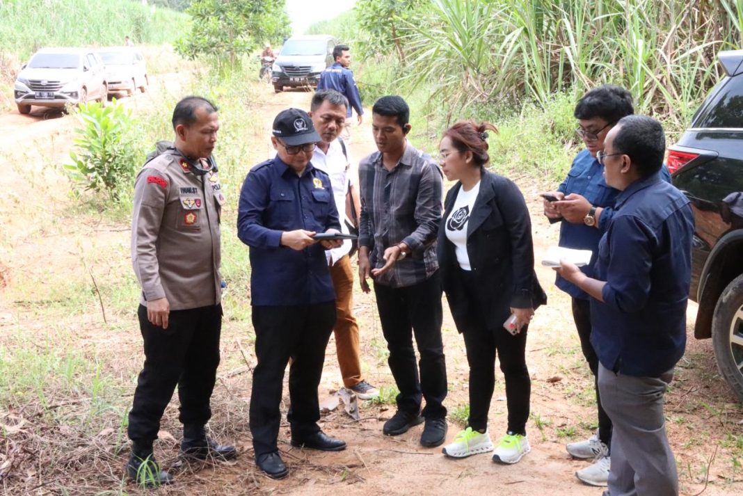 Komisioner Pemantauan dan Penyelidikan Komnas HAM RI, Uli Parulian Sihombing (bertopi), bersama tim dan aparat kepolisian meninjau langsung lokasi penembakan tiga anggota polisi di Umbul Karang Manik, Kecamatan Negara Batin, Kabupaten Way Kanan.