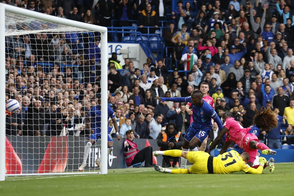 Axel Tuanzebe mencetak gol bunuh diri di laga Chelsea vs Ipswich Town di Stamford Bridge, Minggu (13/4/2025).
